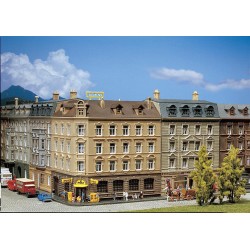 Edificio en esquina con oficina de correos 232305 Faller Escala N