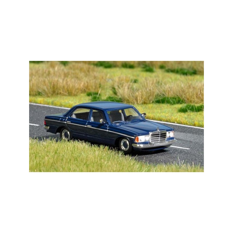 Mercedes-Benz W 123 con luz 5661 Busch Escala H0