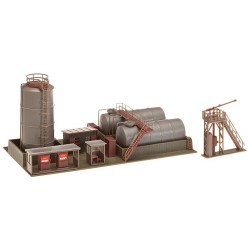 Almacén de petróleo con estación de servicio diesel y grúa de aceite 120157 Faller Escala H0