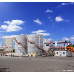 2 depósitos con edificio de oficinas y estación de llenado 37467 Kibri Escala N