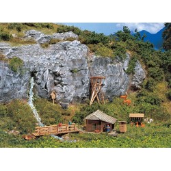 Cabaña con decoraciones forestales 272532 Faller Escala N