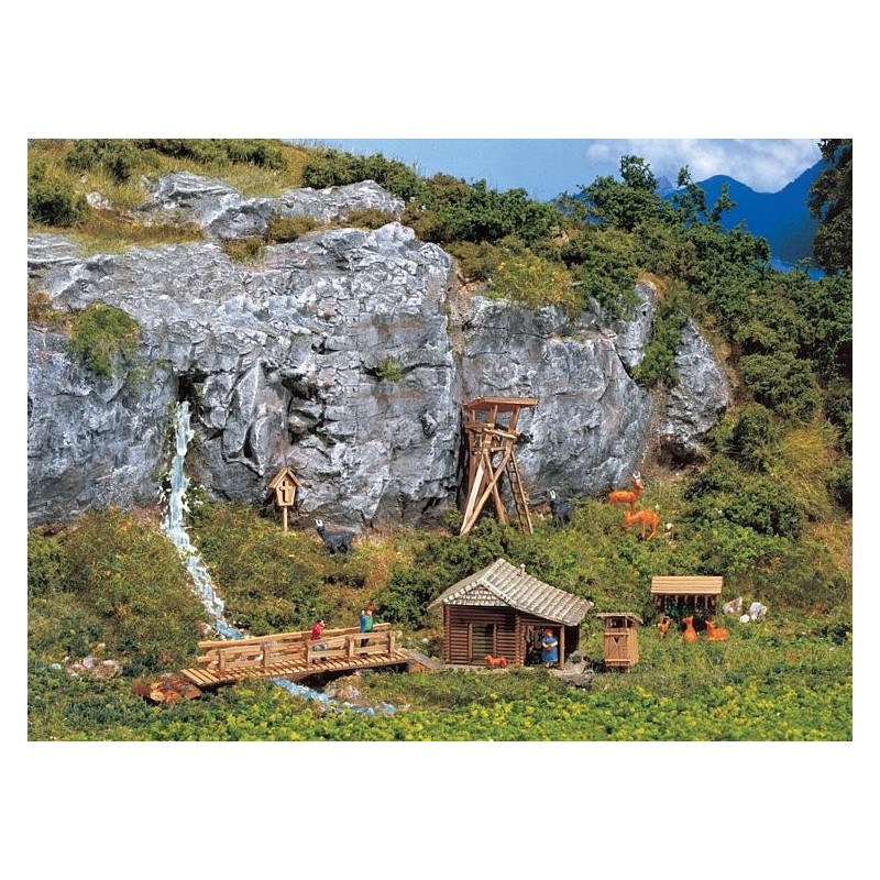 Cabaña con decoraciones forestales 272532 Faller Escala N