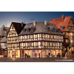 Edificio en esquina con entramado de madera 38904 Kibri Escala H0