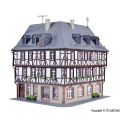Edificio en esquina con entramado de madera 38904 Kibri Escala H0