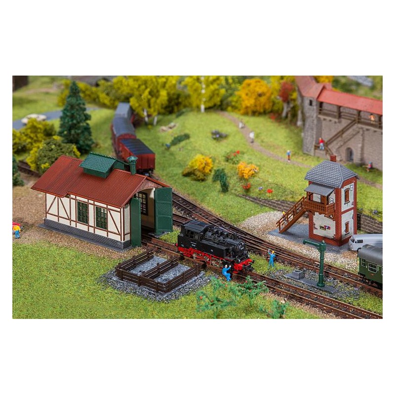 Set con depósito locomotoras, puesto de agujas, aguada y carbonera con vallas 222108 Faller Escala N