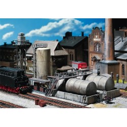 Almacén de petróleo con estación de servicio diesel y grúa de aceite 120157 Faller Escala H0