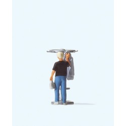*Hombre colgando la chaqueta 28142 Preiser Escala H0
