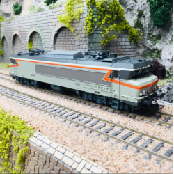 Locomotora "Betón" SNCF HJ2427 Jouef Escala H0