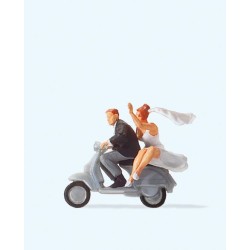 Pareja de novios en Vespa 28150 Preiser Escala H0