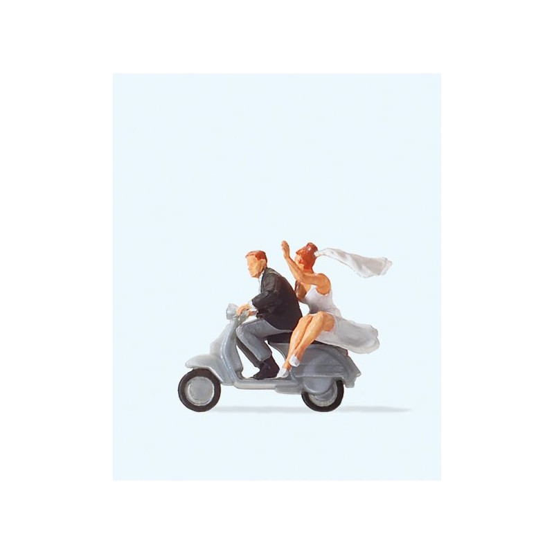 Pareja de novios en Vespa 28150 Preiser Escala H0