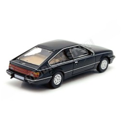 Vista trasera de Coche miniatura Opel Monza A2 de 1983 color negro escala H0 1:87 de Brekina PCX87 referencia PCX870495