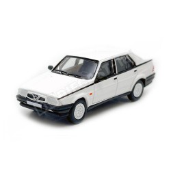 Coche berlina deportiva miniatura Alfa Romeo 75 de 1988 color blanco escala H0 1:87 de Brekina PCX87 referencia PCX870784
