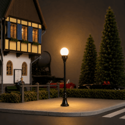Farola clásica de globo F654 con altura ajustable de 1 a 6 cm iluminando un andén y plaza urbana para H0 y N MDT Models