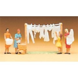 Mujeres tendiendo ropa 14050 PREISER Escala H0