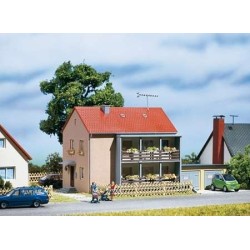 Casa de apartamentos con garajes 12236 Auhagen Escala H0